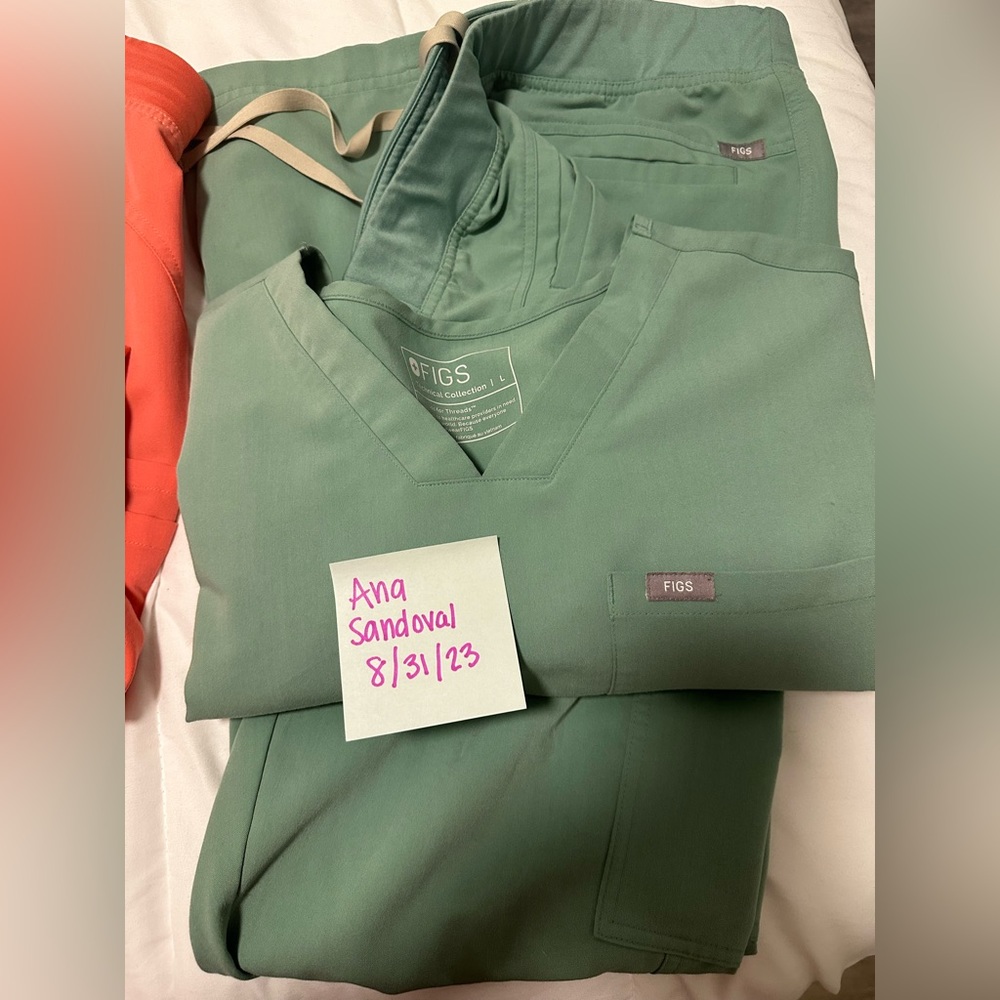 Men's Scrub Top&Bottom in JADE Set
Leon Top- L
Axim Bottom- L
